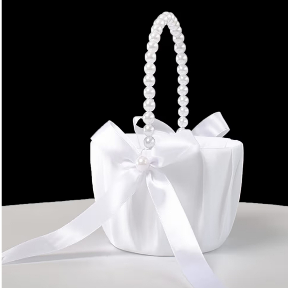 🆕️ Elegant White Pearl Handle Bag